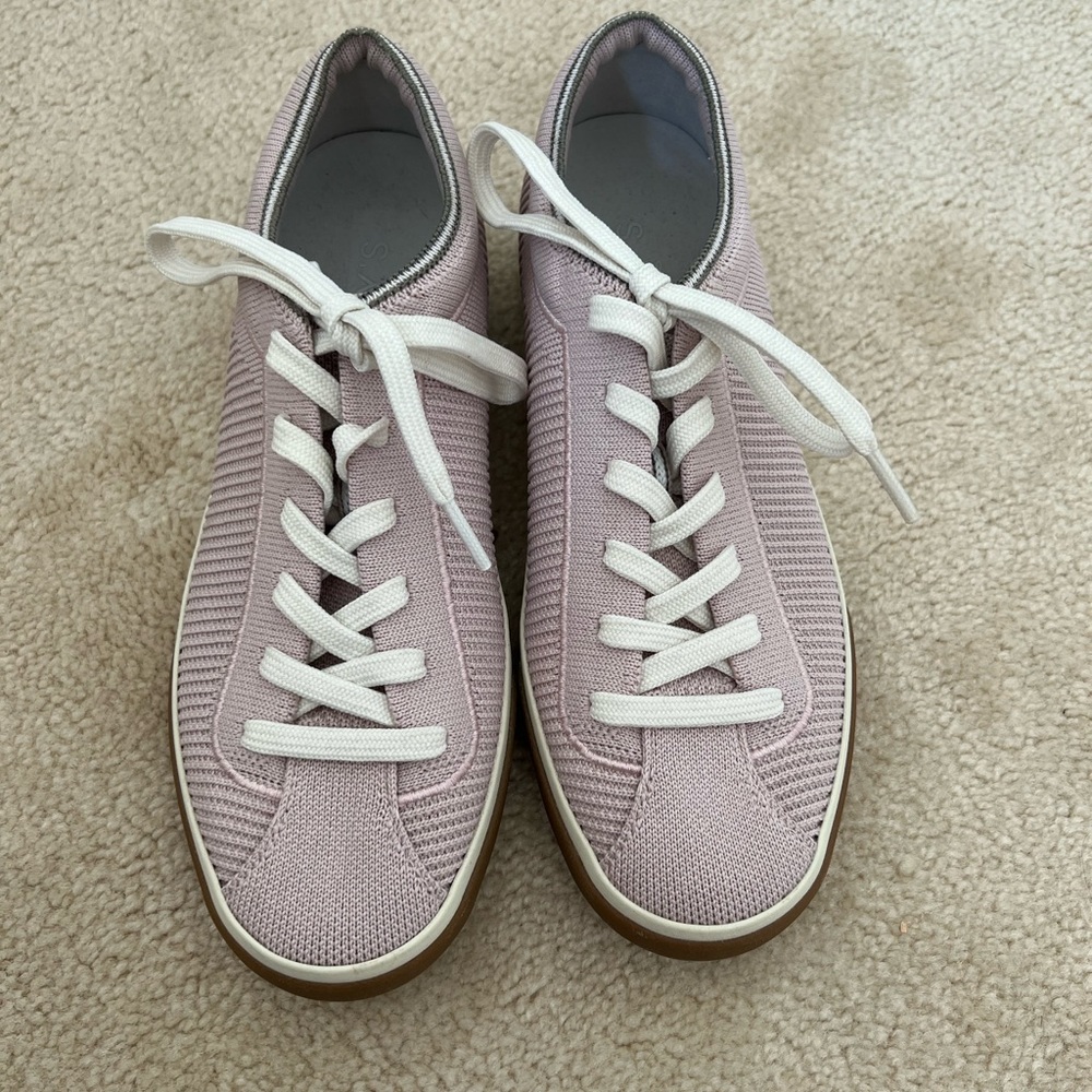 Rothy’s Lace up Sneaker size 6